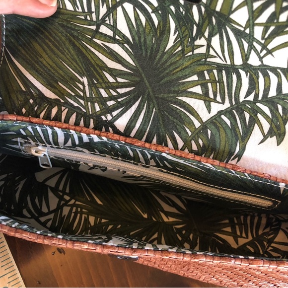 Liz Claiborne Woven Bag Wheat - Picture 5 of 5